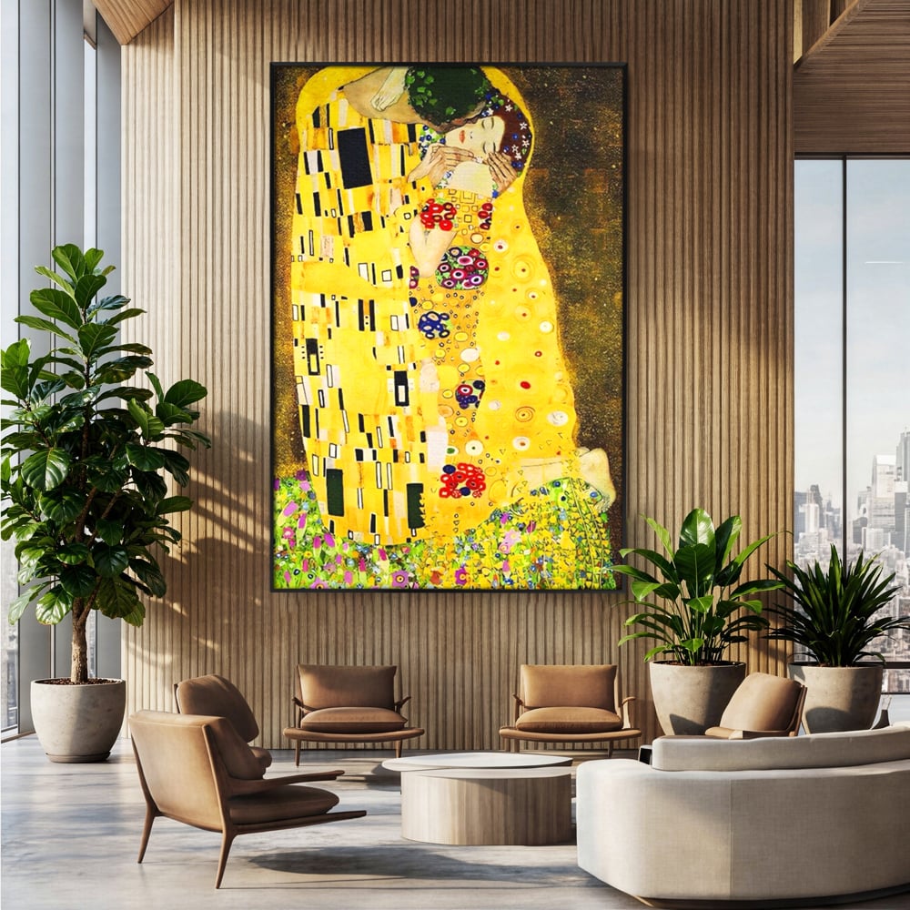 Tablou canvas cu reproducere pictura celebrul sarut klimt, in rama de aluminiu negru, pe perete intr-un birou